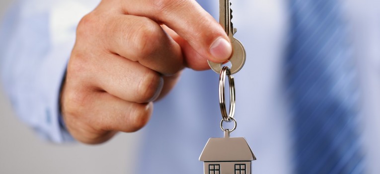 Pensa em morar sozinho? Essas dicas vão te ajudar a planejar-se