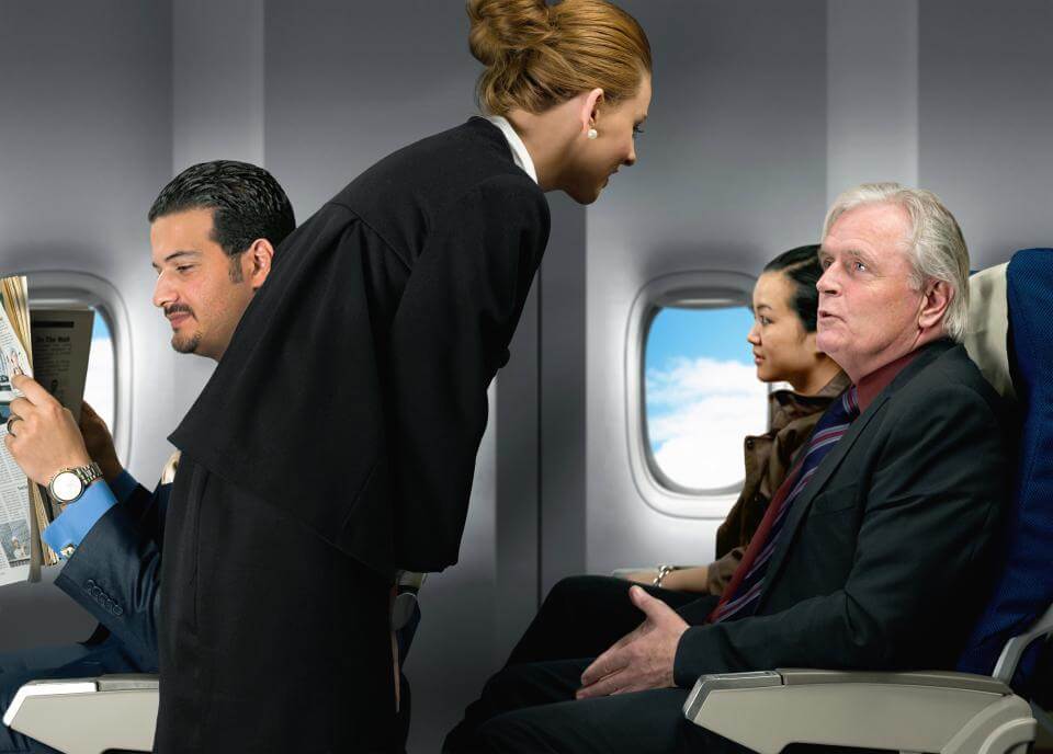 aeromoça atendendo o passageiro no avião