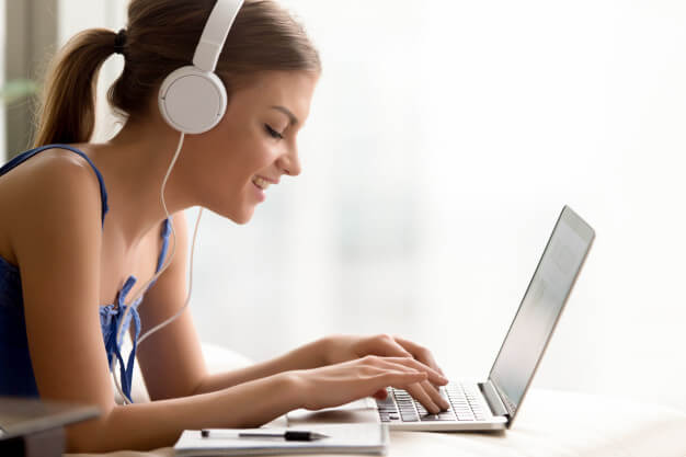 cursos extracurriculares online menina fazendo cursos extracurriculares online com fone de ouvido