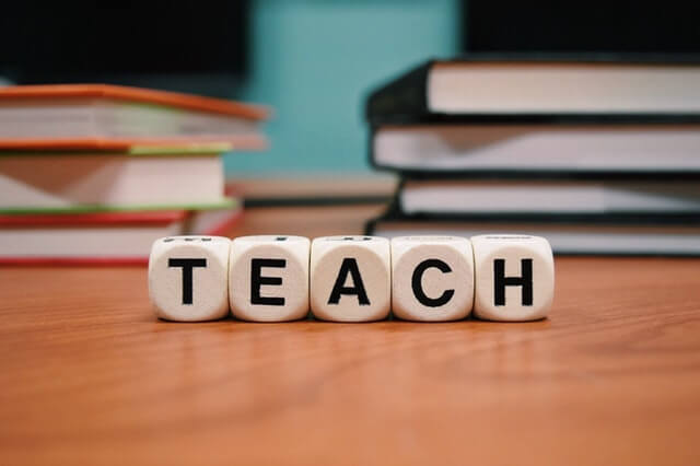 A imagem mostra a palavra teach em inglês