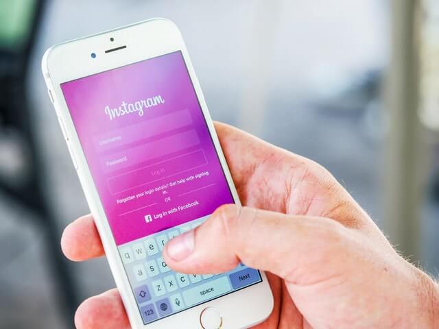Pessoa segurando um celular com a tela no aplicativo do Instagram