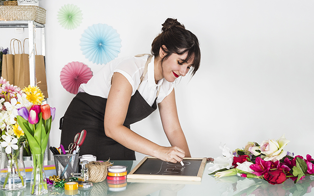 Empresaria fazendo curso de jardinagem