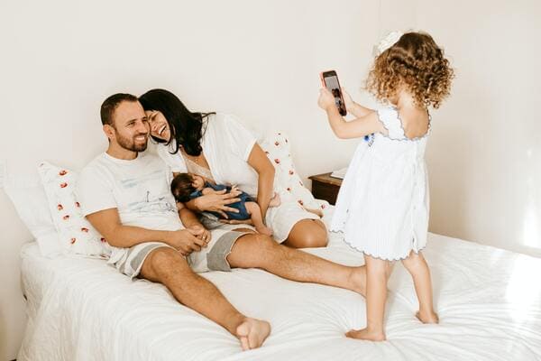 Apesar dos desafios na amamentação, esse período é essencial para estabelecer uma relação de afeto entre a mãe e o bebê, desenvolvendo suas condições psicomotoras e garantindo um desenvolvimento saudável até os seus dois anos de vida.