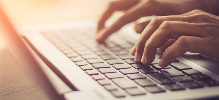 Conheça formas de trabalhar pela internet digitando