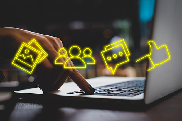 mulher utiizando laptop com vários símbolos sinalizando redes sociais
