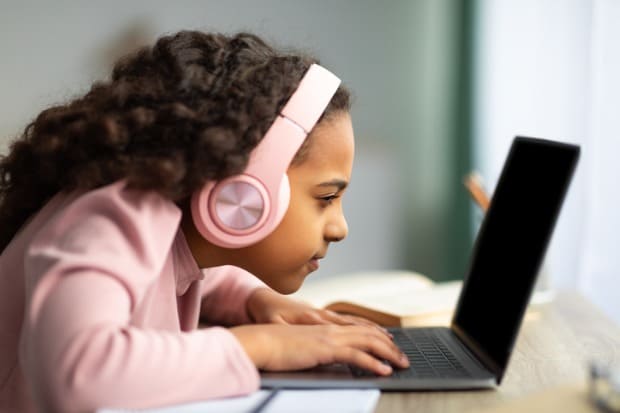 menina estudando com fones de ouvido