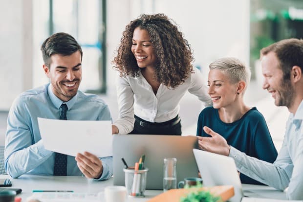 grupo corporativo discutindo ideias