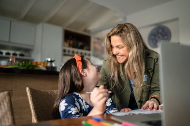mãe estudando junto de sua filha