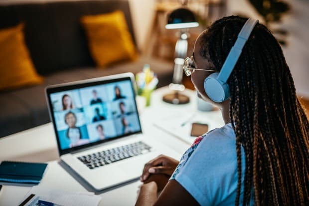 mulher trabalhado home office