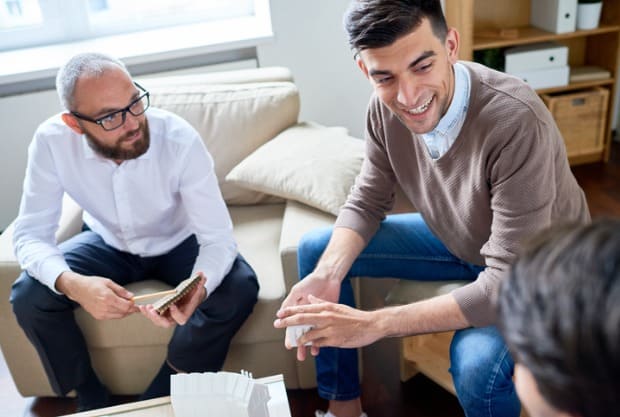 homens realizando escuta ativa