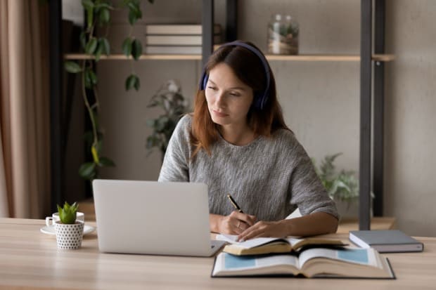 mulher ouvindo música para estudar