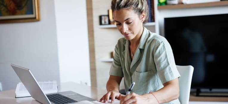 Descubra como estudar de forma eficiente e sem gastar muito dinheiro