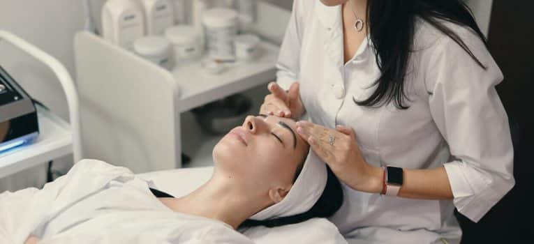 5 cursos de estética online para trabalhar na área da beleza