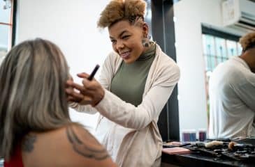 Curso de maquiagem online: vantagens, preço e como escolher
