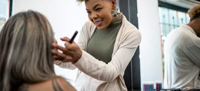 Curso de maquiagem online: vantagens, preço e como escolher